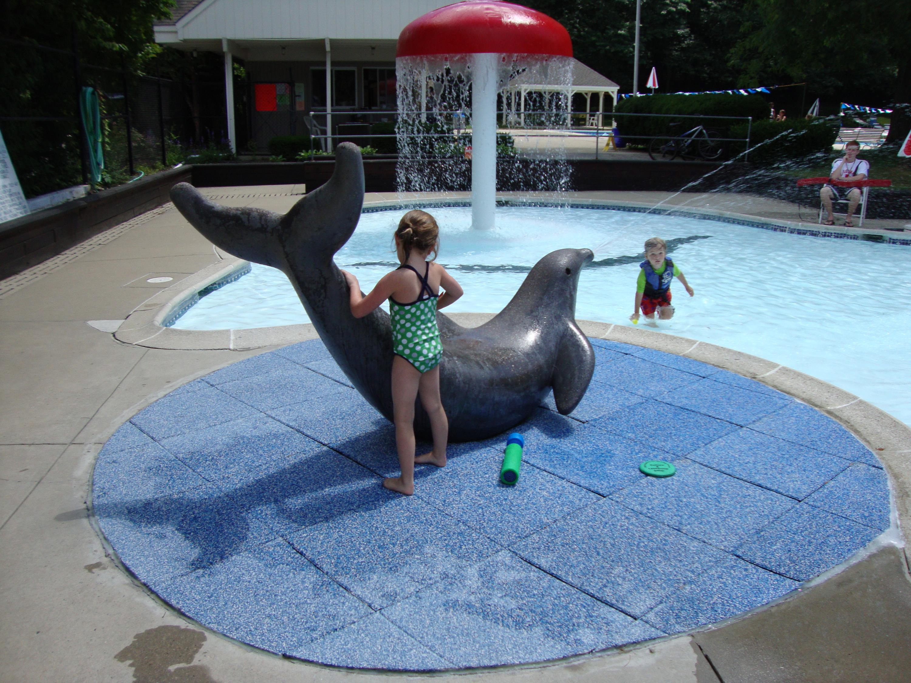 Recreational pool splash pad area using custom blended TPV top tiles