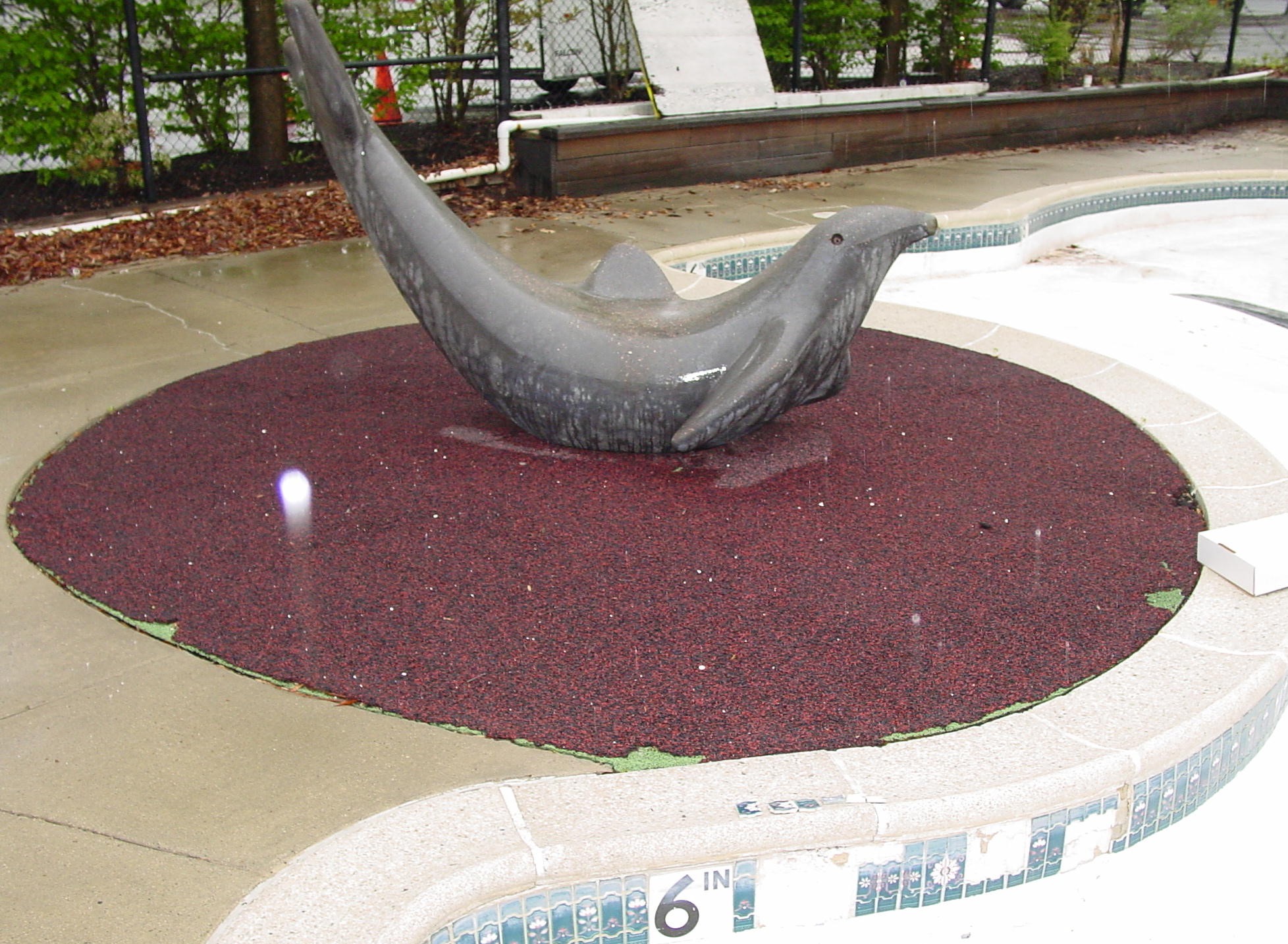Recreational pool splash pad area using custom blended TPV top tiles